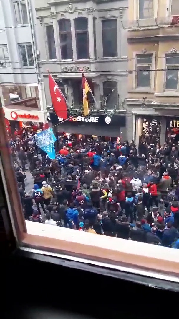 Trabzonspor taraftarları GS Store'a saldırdı