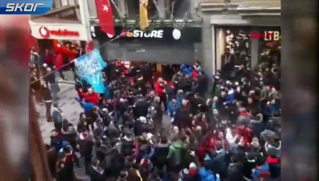 Trabzonsporlu taraftarlar İstiklal'deki GS store mağazasına saldırdı