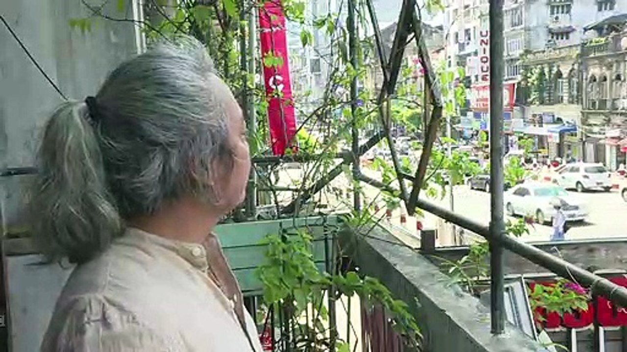 Ear draining, drain clearing, Yangon's Pansodan has it all