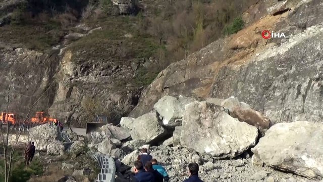 Artvin-Borçka Karayolu heyelan nedeniyle ulaşıma kapandı