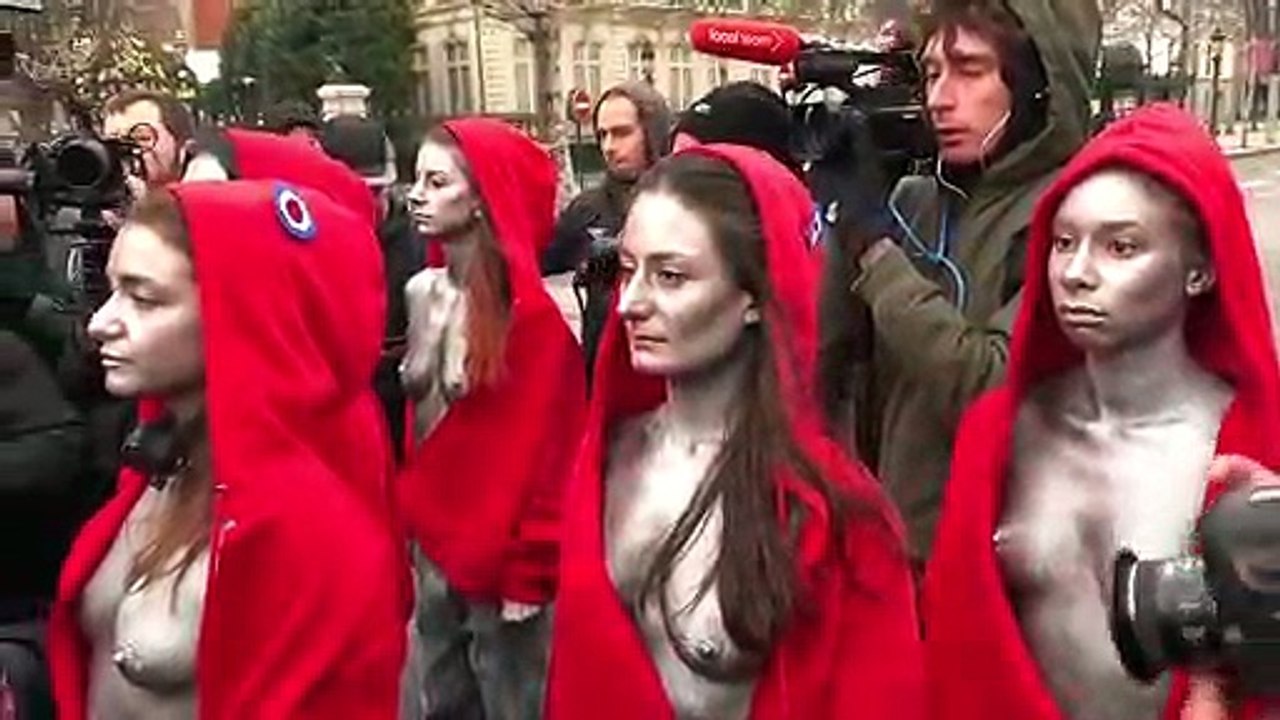 Manifestation : Des Mariannes dénudées se tiennent devant les gendarmes à Paris