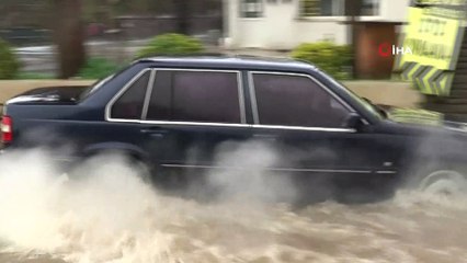 Bodrum'da beklenen yağış başladı, yollar göle döndü