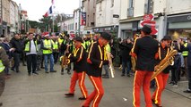 Les Gilets jaunes dansent avec la fanfare de Noël dans le centre-ville