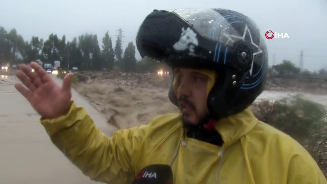 Antalya'da sağanak yağmur etkili oluyor: Köprü ulaşıma kapandı, seraları su bastı