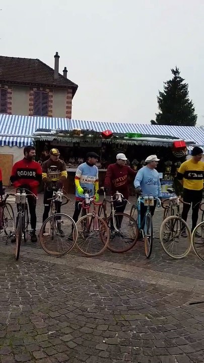 Présentation des vélos anciens au marché de Noël de Souppes S/L