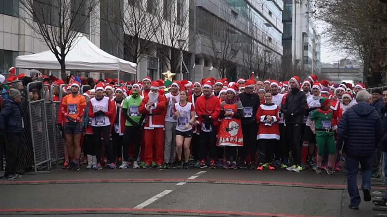 Weihnachtsmänner laufen um die Wette