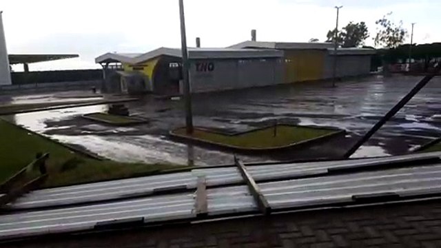Chuva chega com força e causa estragos em Cascavel