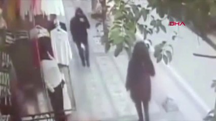Kağıthane'de Kaldırımda Yürüyen Kişiye Silahlı Saldırı Kamerada