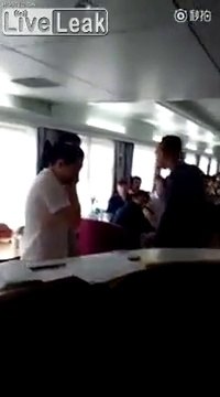 3 claques d'un passager à une serveuse dans le train... quel porc !