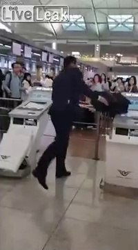 Ce passager détruit des machines d'embarquement à l'aéroport !
