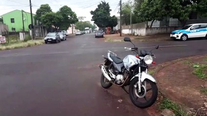 Rapaz fica ferido após colisão entre carro e moto