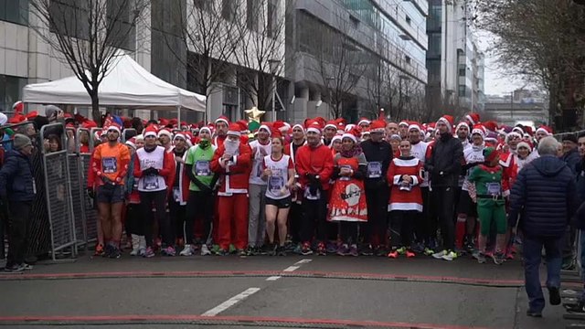 شاهد: من فرنسا إلى كوسوفو.. سباق خيري للعشرات من المشاركين في زي سانتا كلاوس