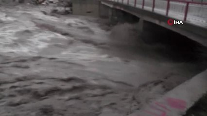 Antalya'da 19 Saattir Devam Eden Kuvvetli Yağış Hayatı Olumsuz Etkiliyor