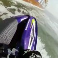 En Jet ski il manque de se noyer en s'approchant trop près d'un porte-container