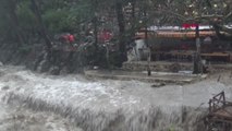 Kemer'de Restoranı Su Bastı Yola Kayalar Düştü