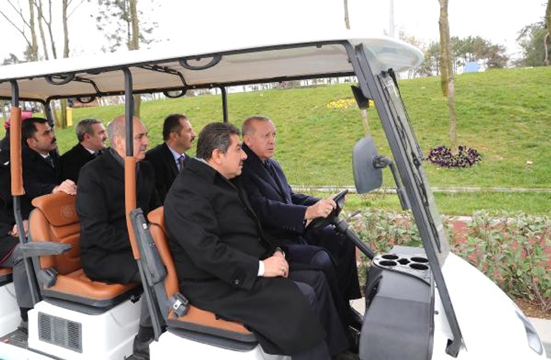 Cumhurbaşkanı Erdoğan Esenler'de Millet Bahçesini Gezdi; Şarkıya Eşlik Etti