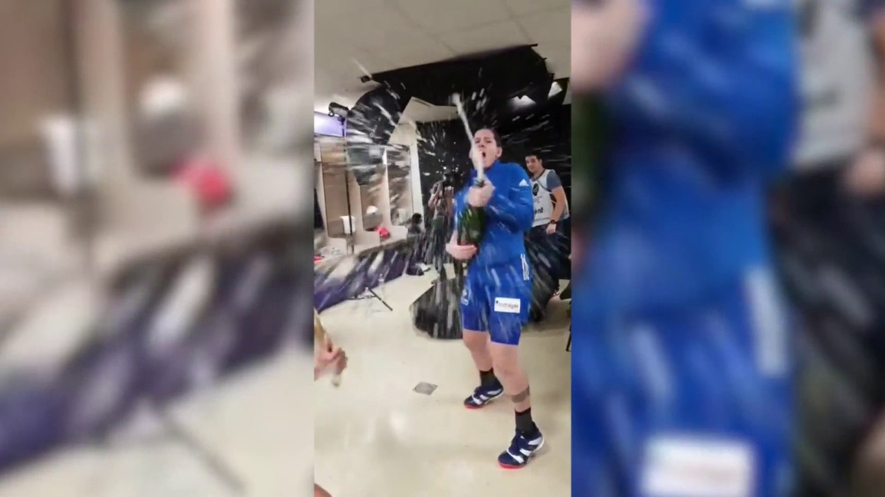 Douches de champagne, chansons dans le bus... Les meilleurs moments des handballeuses françaises en coulisses après leur premier titre européen
