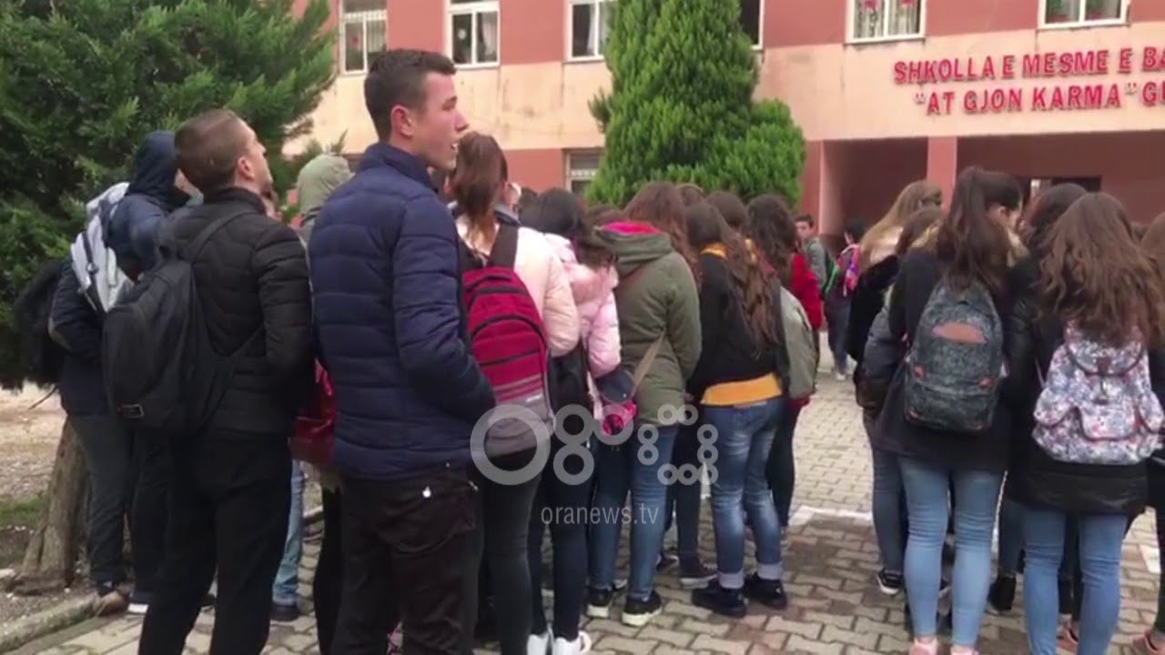 Ora News - S'ka kushte higjieno-sanitare, nxënësit e shkollës "At Gjon Karma" bojkotojnë mësimin