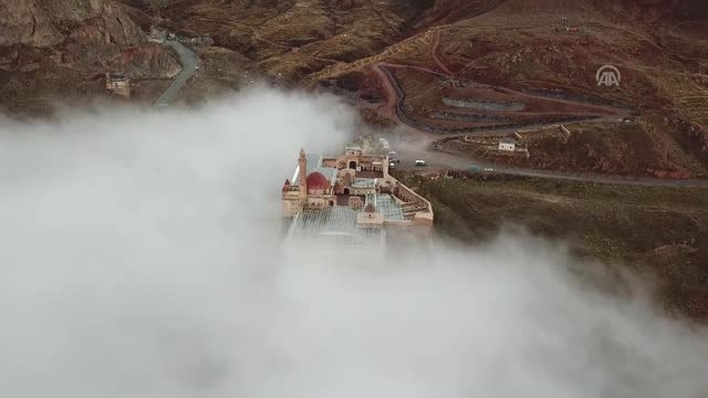 Sisler İçindeki İshak Paşa Sarayı Görüntüsüyle Büyülüyor