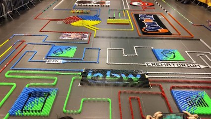 Un domino cascade de 25 000 pièces