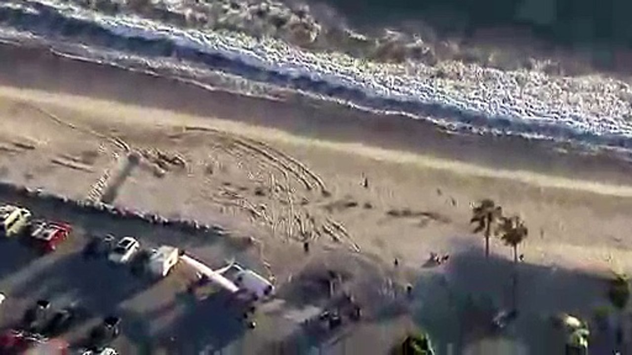 Flugzeug landet am Strand