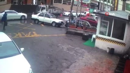 Eyüpsultan'da Anne ve Oğluna Kamyonetin Çarptığı Kaza Güvenlik Kamerasında