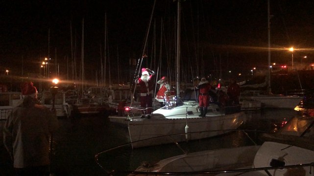 Le 41e Père Noël marin arrive sous la pluie