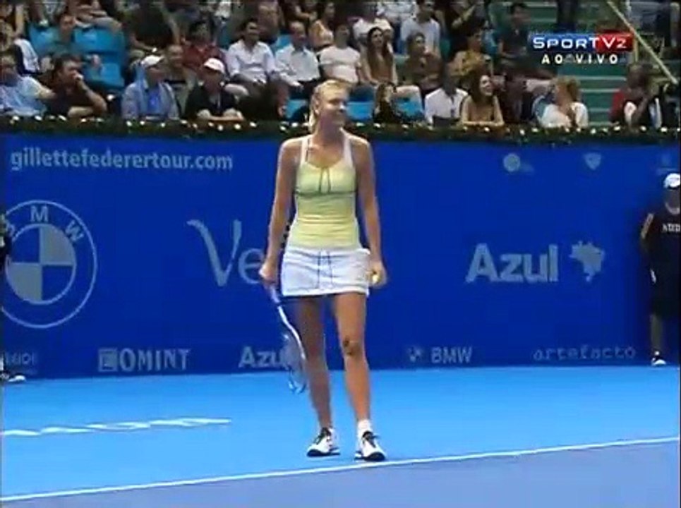 Tennis - Caroline Wozniacki imite Serena Williams, c'est plutôt ressemblant ?