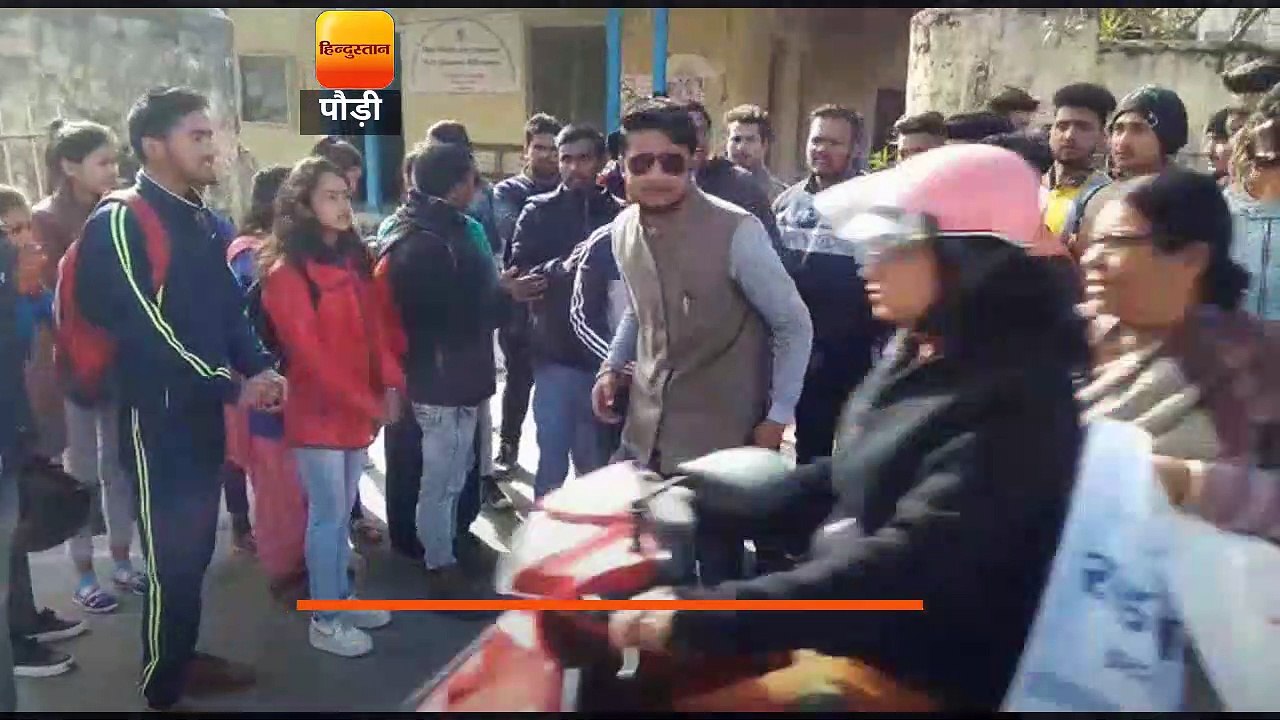 उत्तराखंड: पौड़ी में छात्रा को आग लगाने वाले सि...