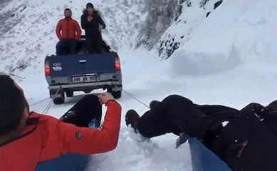 Karda Kamyonete Bağladıkları Leğenle Kaydılar