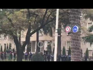 Ora News - Forca të shumta policore rrethojnë kryeministrinë