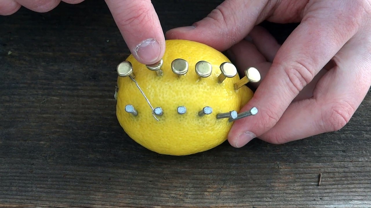 Il nous montre comment faire du feu en utilisant un... citron !!