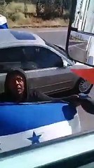 “Aquí en mi país nomás mi bandera ondea”, dice mexicano a hondureño,