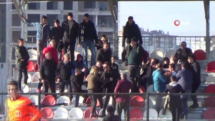 Çocuklarını izleyen aileler tribünde karşı karşıya geldi