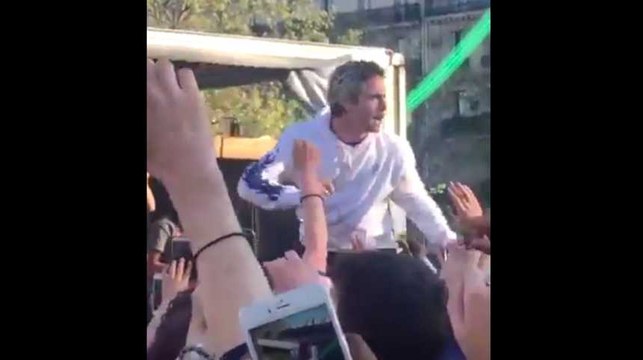 “Paris debout !” : Nekfeu a mis le feu place de la République