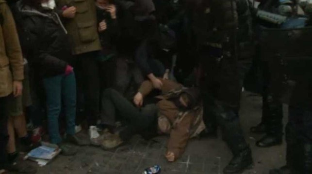 Paris : évacuation musclée de migrants dans le lycée Jean Jaurès
