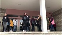 Një grup i vogël studentësh nga Gjirokastra, solidarizohen me protestën në Tiranë