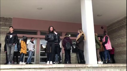 Një grup i vogël studentësh nga Gjirokastra, solidarizohen me protestën në Tiranë