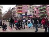Ora News -Studentët bllokojnë kryqëzimin e 21 Dhjetorit