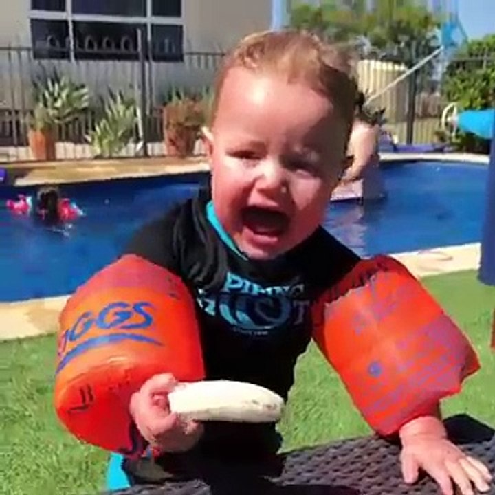 Pas facile pour ce bébé de manger une banane avec des brassards... MDR
