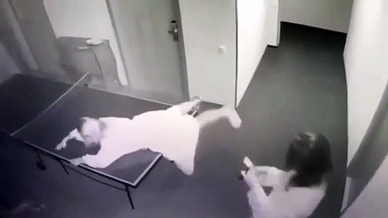 Quand 2 filles  s'amusent à faire des selfies sur une table de ping-pong