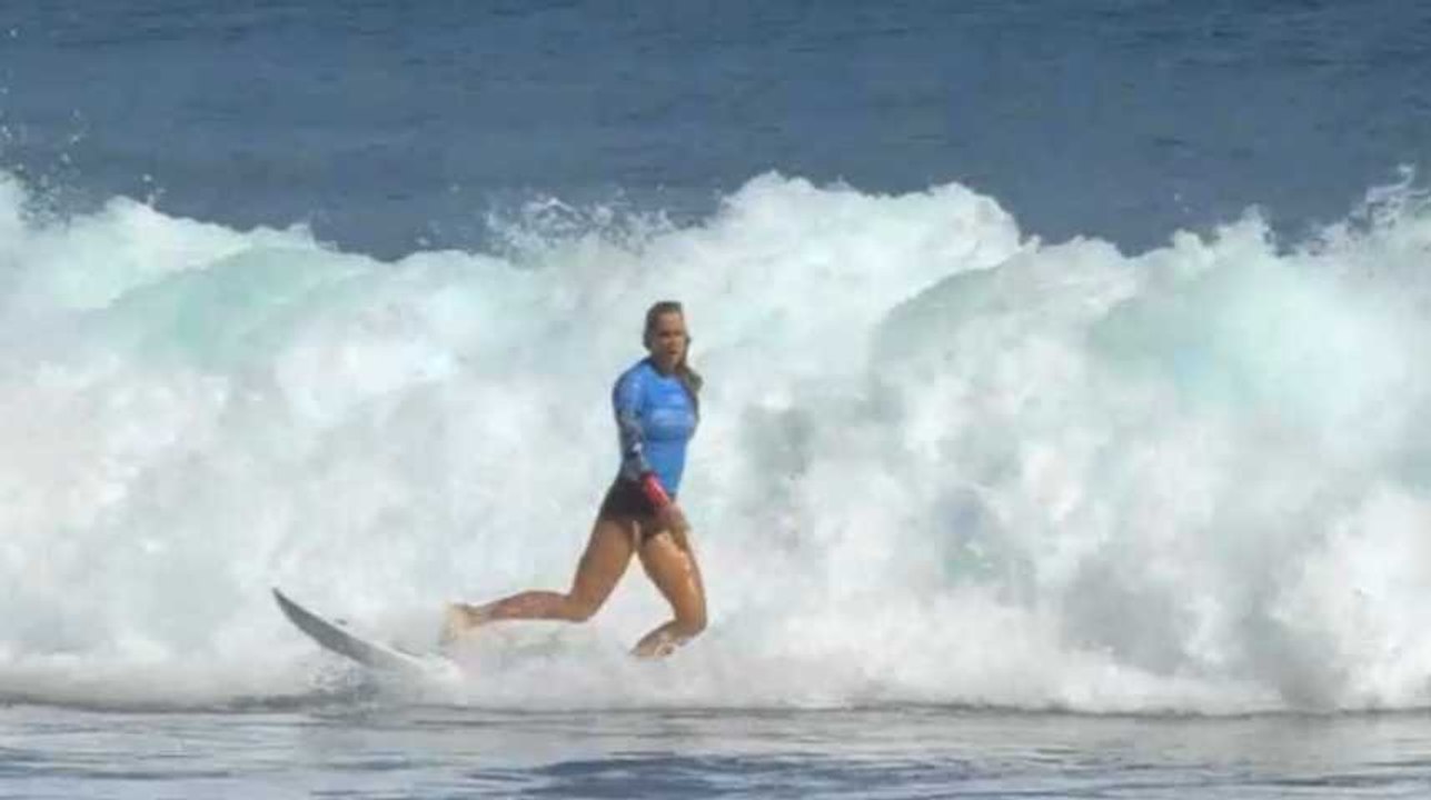 Surf : privée d'un bras, elle bat la n°1 mondiale