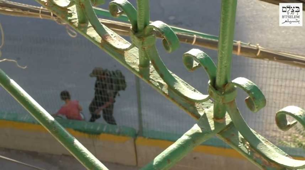 Des policiers confisquent le vélo d'une Palestinienne de 8 ans car elle marche du mauvais côté de la route