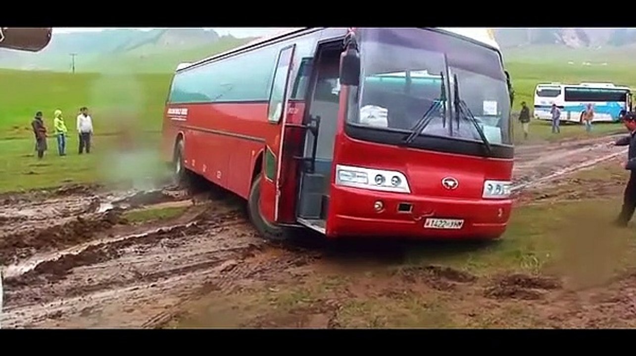 सबसे मुश्किल मुश्किल सड़क पर Amazing Most Talented Bus Drivers On Hardest Difficult Road