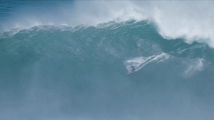 Ces surfeurs ont affronté des vagues de près de 10m lors d'une compétition à Hawaii