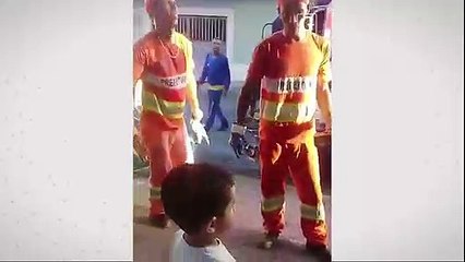 Garoto adora caminhão do lixo, dá presente para os garis