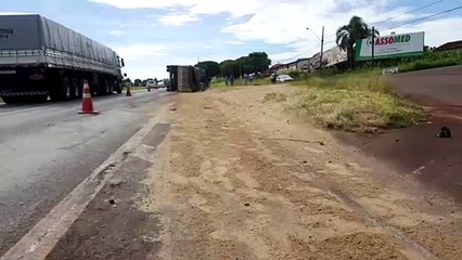 Caminhão carregado com areia tomba na BR-467