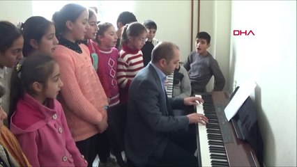 Bitlis Köy Okulundaki Öğrencilere Piyano Eğitimi