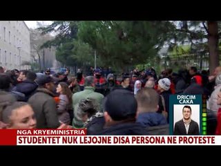Report TV - Tension në protestë, studentët kordon para policisë për të shmangur incidentet