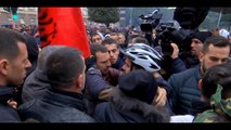 Report TV  - Disa studentë tentuan të rrethojnë Kryeministrinë, konfrontim me njëri -tjetrin